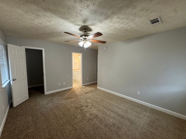 Building Photo - Lovely Brick Home!