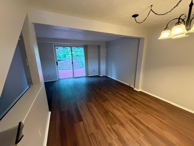 Building Photo - Beautiful Townhouse for Rent