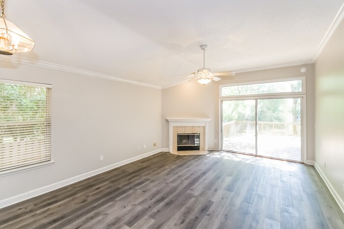 Building Photo - 884 Putters Green Way N