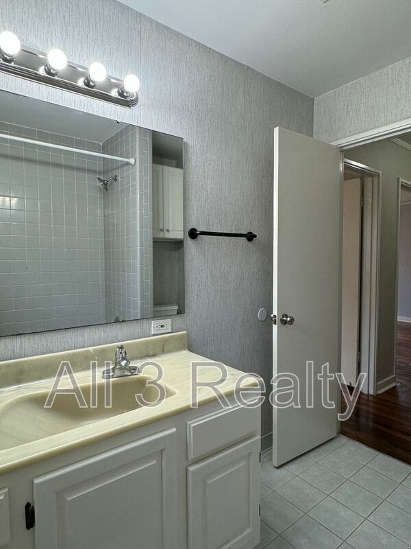 Building Photo - 4259 Hickory Dr