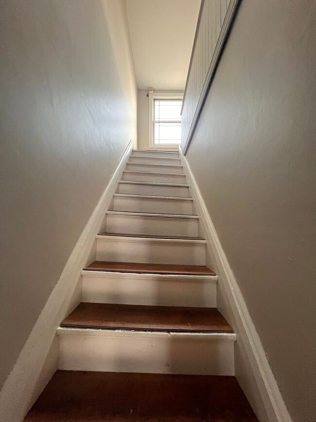 Building Photo - Large Home in ShadySide, Newly Rennovated!