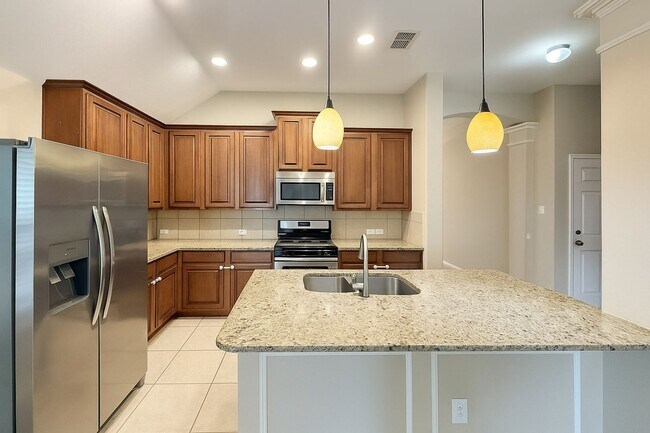 Building Photo - Beautiful, spacious 3B/2B home near the lake