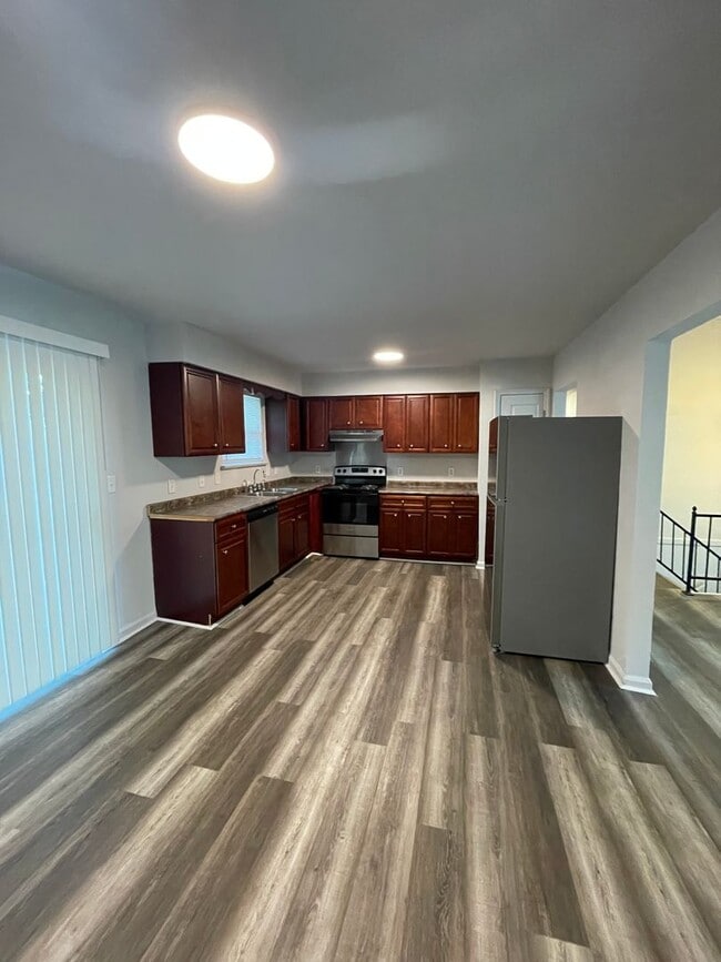 Building Photo - Beautifully renovated 3 bedroom 2.5 Bath