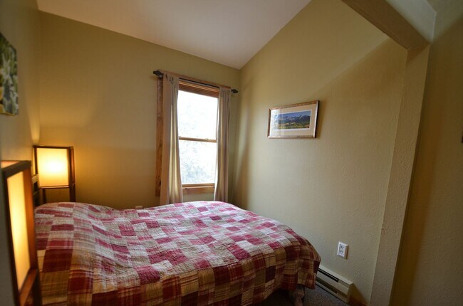 Building Photo - Pets Negotiable!  Walk to town, community hot tub! 2 month lease!