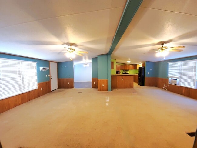 Building Photo - Spacious 4 bedroom with 3 FULL bathrooms n...