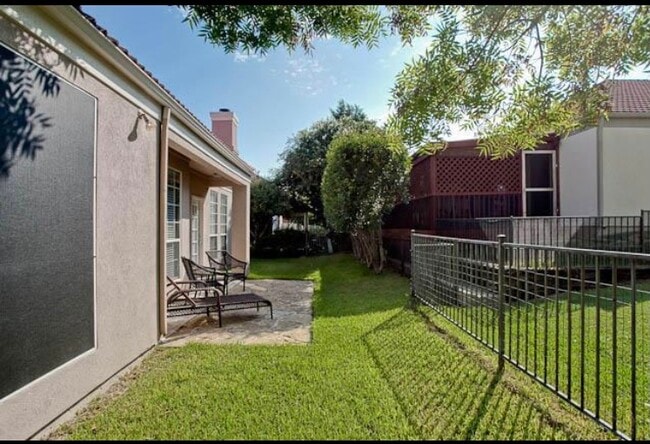 Building Photo - 3011 Bayside Dr