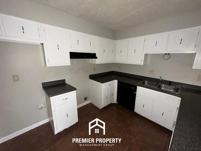 Building Photo - Spacious 3BR/2BA Memphis Home w/ Vaulted Ceilings, Fireplace & 2-Car Garage