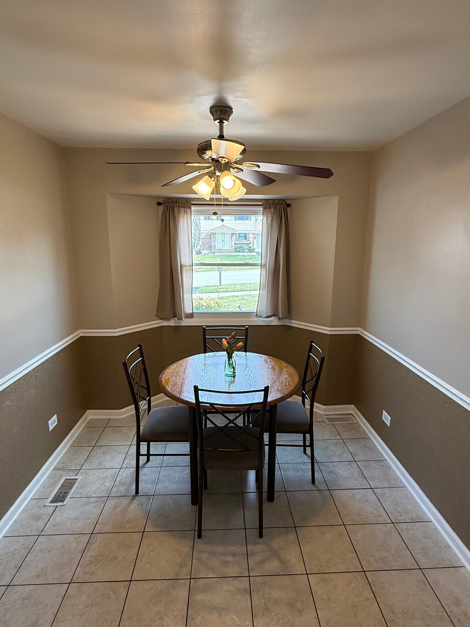 Building Photo - 7S478 Lynn Dr