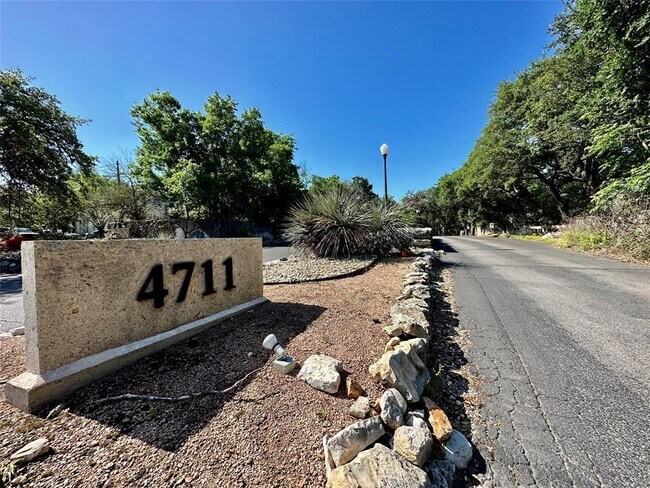 Building Photo - 4711 Spicewood Springs Rd