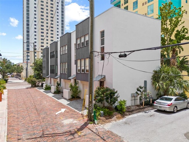 Building Photo - 106 Fareham Pl N
