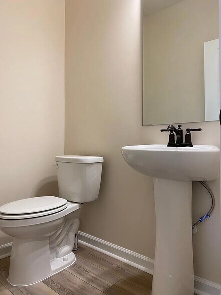 Building Photo - Room in House on Hedge Maple Dr