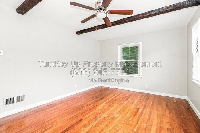 Building Photo - 10175 Cloverdale Dr