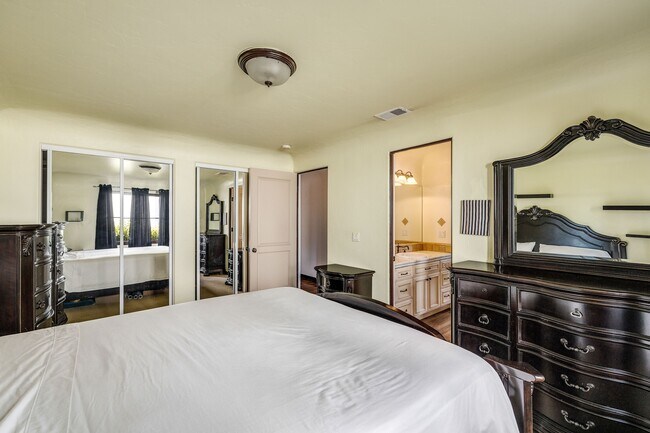 Building Photo - 1809 Palos Verdes Dr W