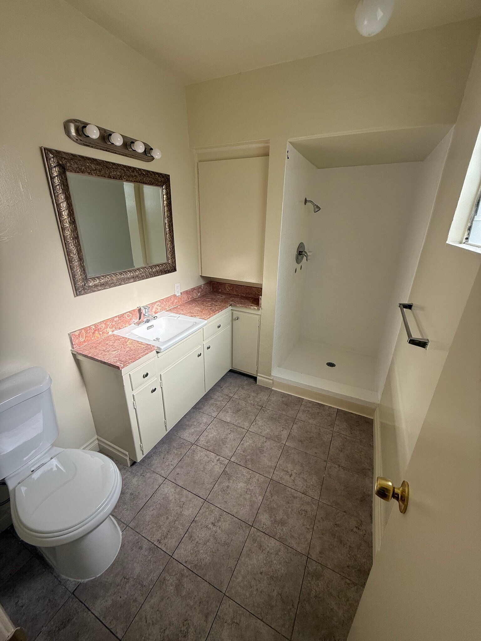 Master Bathroom - 1148 W Huntington Dr