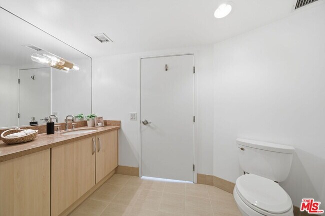 Building Photo - 13650 Marina Pointe Dr