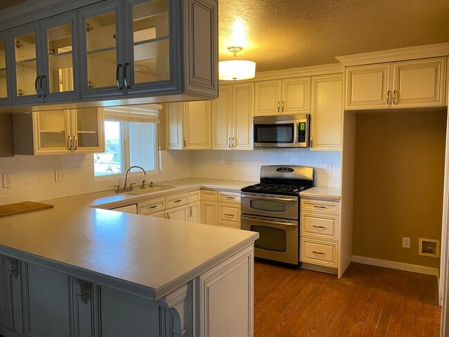 Building Photo - Country living and space!