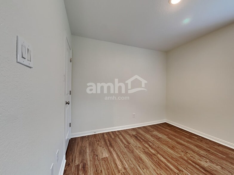 Building Photo - 322 Creekside Way