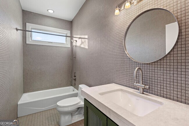 Building Photo - 935 Custer Ave SE