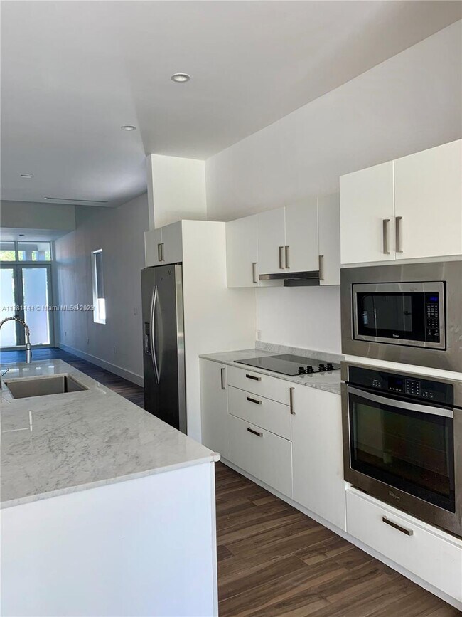 Building Photo - 2852 SW 32nd Ct