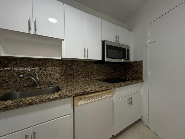 Building Photo - 2899 Collins Ave