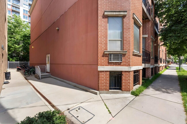 Building Photo - 402 W Dayton St