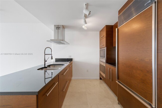 Building Photo - 495 Brickell Ave