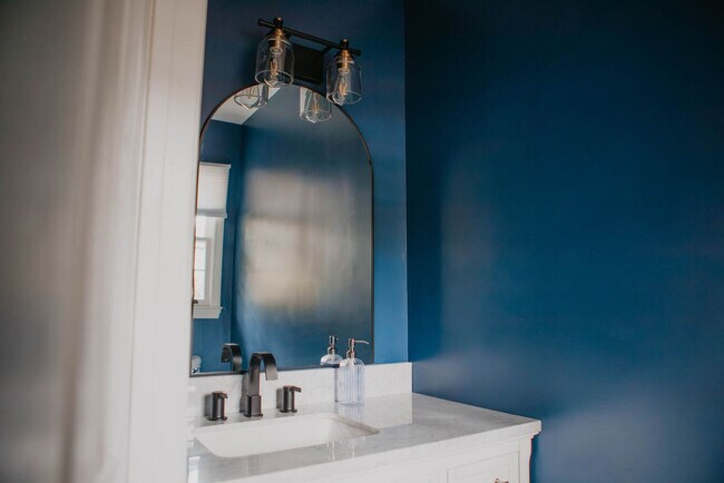 Building Photo - 946 Magnolia St SE