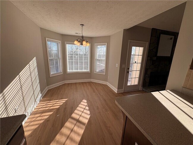 Building Photo - 933 Kendall Park Dr