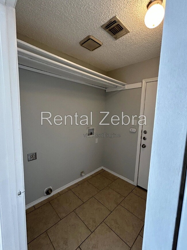 Building Photo - 2024 Emerald Oaks