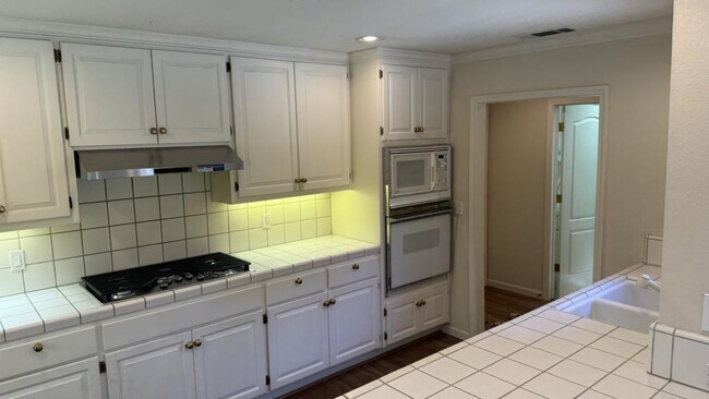 Building Photo - 507 Bluebird Pl