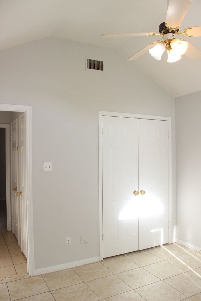 Building Photo - Charming 3-Bedroom Home in Jamesway Addition – Available Now!