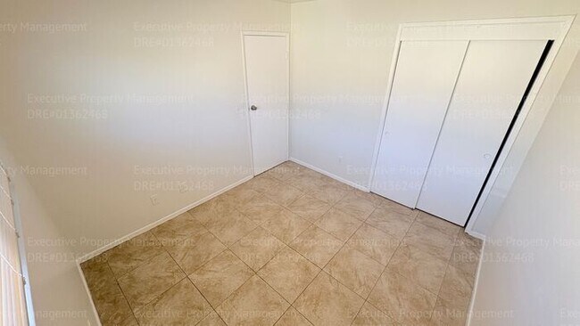 Building Photo - 2 bedroom 1.5 bathroom townhome near shopping centers and hospital! Located in the 93305 zip code...