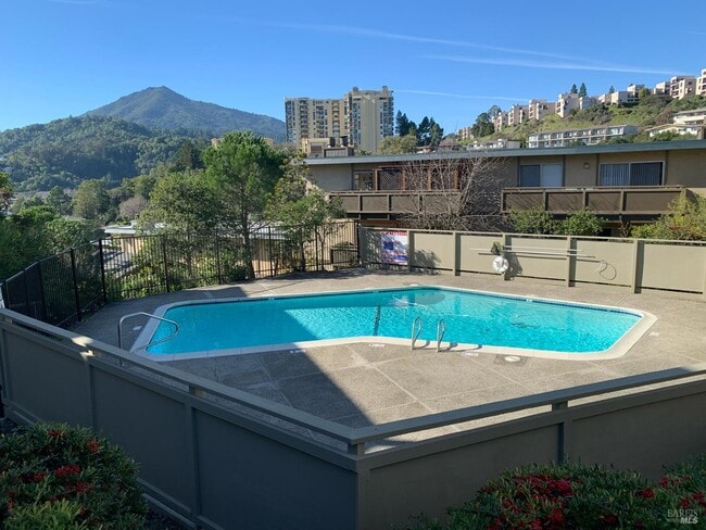 Building Photo - 175 Upper Via Casitas