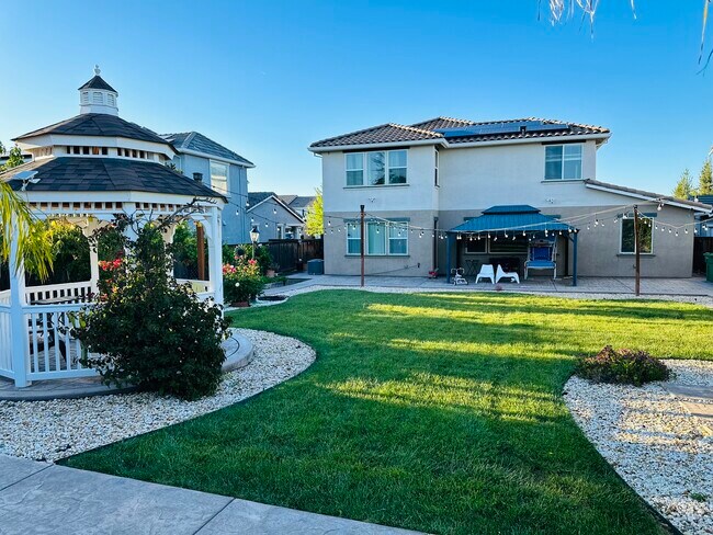 Building Photo - 486 Glenbrook Dr