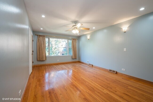 Building Photo - 1835 W Berteau Ave