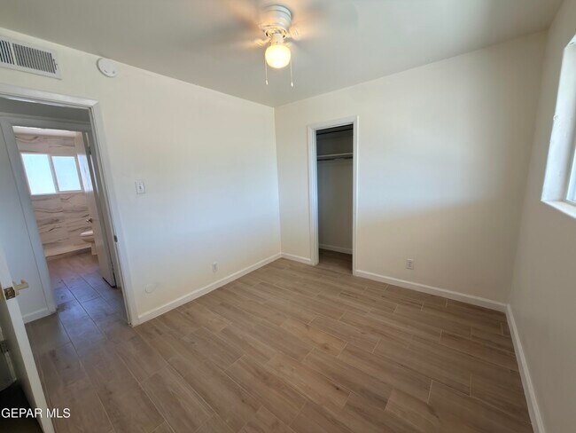 Building Photo - 7605 Parkland Dr