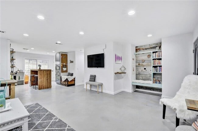 Building Photo - 18410 E Lake Terrace Dr