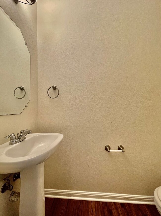 Building Photo - Superb Suburban Space! Multiple Living areas!