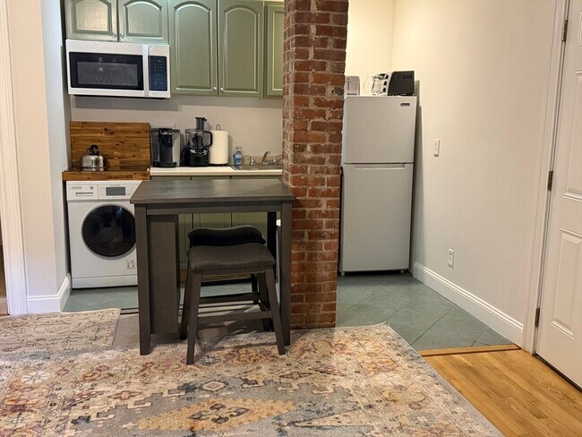 Building Photo - 318 Tappan St
