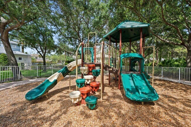Building Photo - 335 E Thatch Palm Cir
