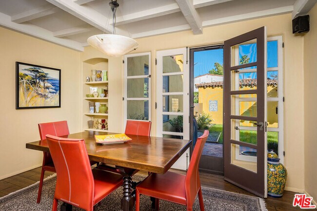 Building Photo - 500 N Las Palmas Ave