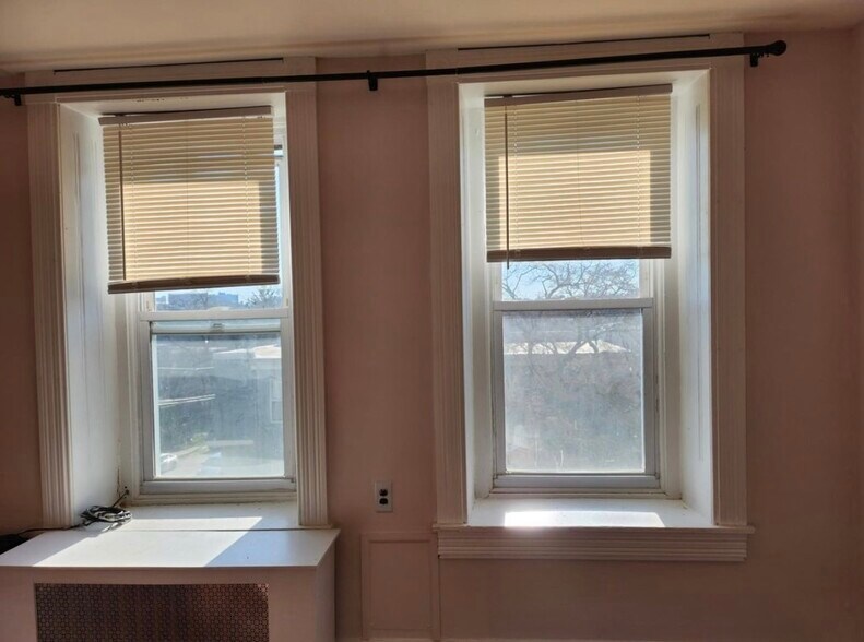 Building Photo - 163 Sumac St