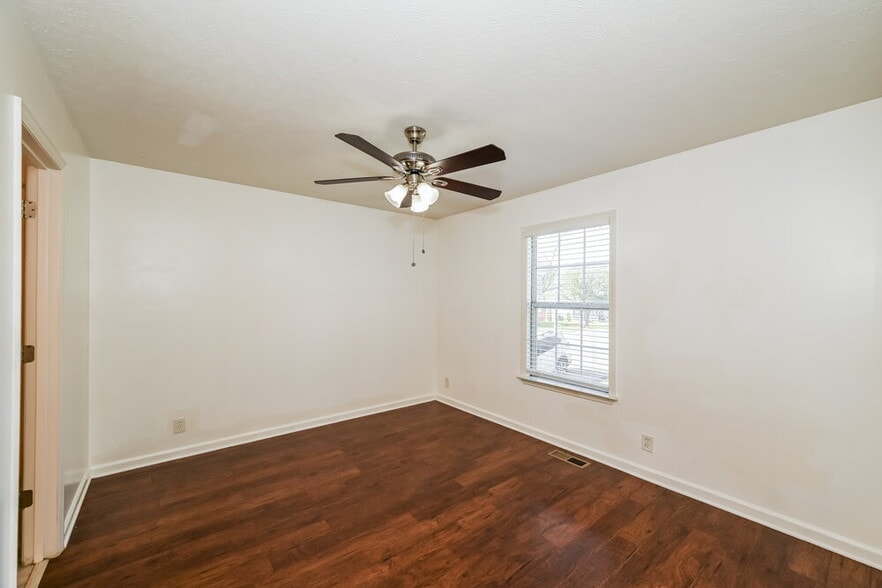 Building Photo - 4936 Deerhaven Dr