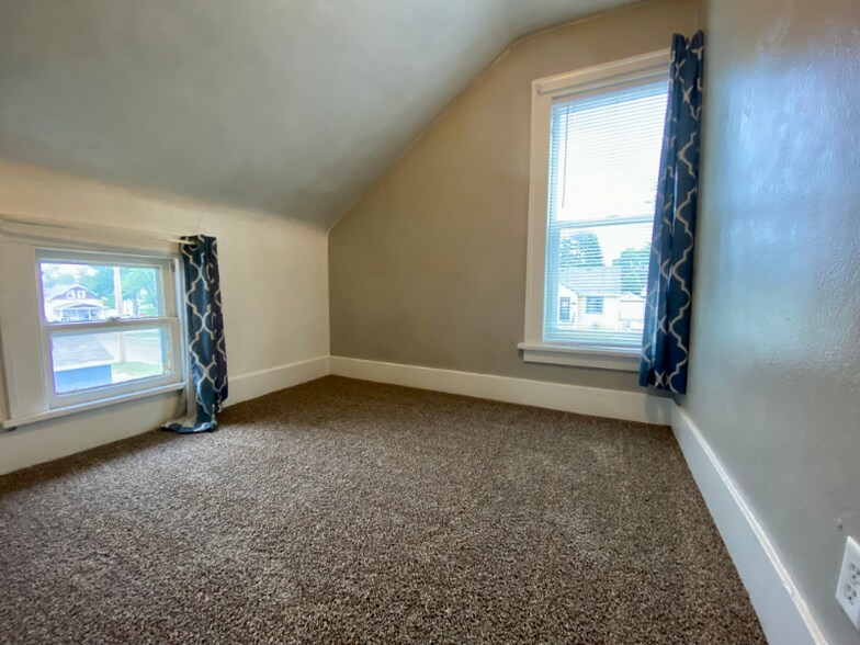 Building Photo - 209 S Willow Ave