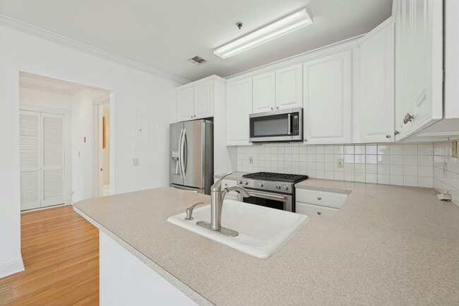 Building Photo - 82 Clinton St