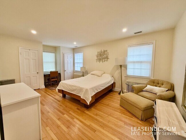 Building Photo - 4825 Butterworth Pl NW