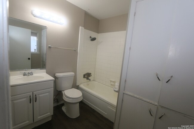 Building Photo - 6010 Shoreview Pl