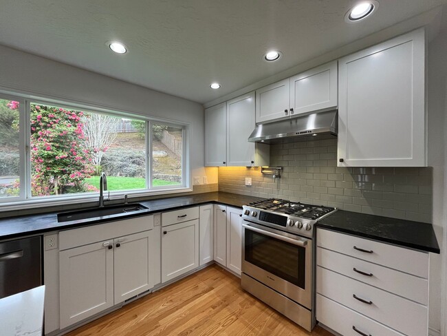 Building Photo - Incredible Sexton Mountain/Murray Hills 4 bed, 3 bath Home! + HUGE BONUS ROOM! Fenced Yard, updat...