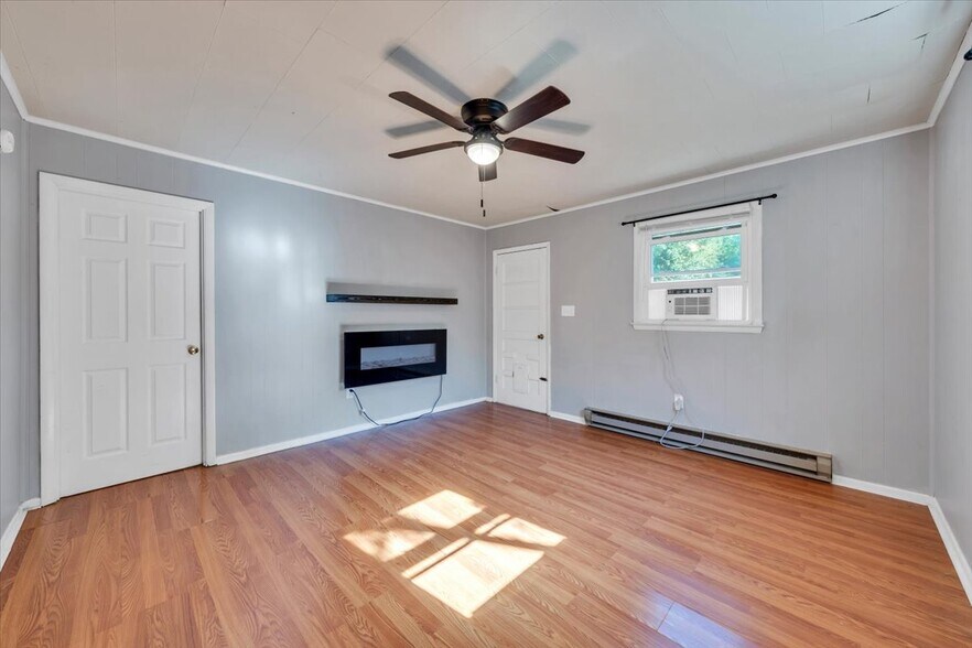 DEN W/ DESIGNER WALL FIREPLACE AND MANTEL! - 2413 Memorial Ave SW