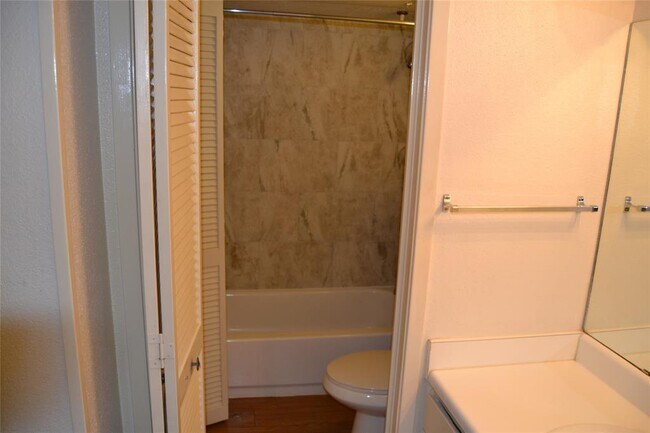 Building Photo - 2021 Spenwick Dr